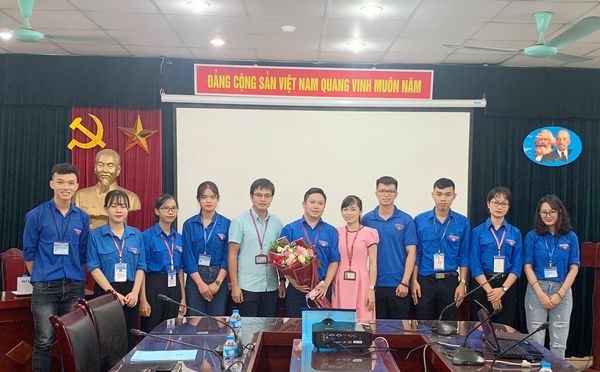 Đ/c Nguyễn Thanh Tuấn, Đ/c Trần Thị Thu Trang đã tặng hoa chúc mừng BCH nhiệm kỳ mới 2020 - 2022 và trao Giấy khen của Đoàn thanh niên Trường cho tập thể và các cá nhân của LCĐ Khoa TĐ - BĐ & QLĐĐ đạt thành tích xuất sắc trong nhiệm kỳ 2017 - 2020